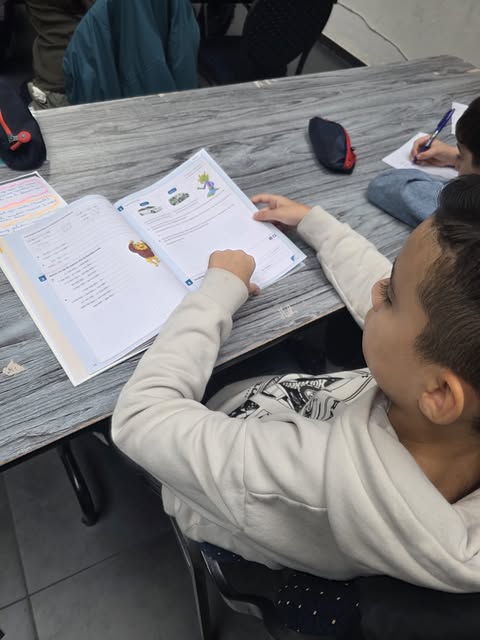 Leerling maakt oefeningen in een werkboek